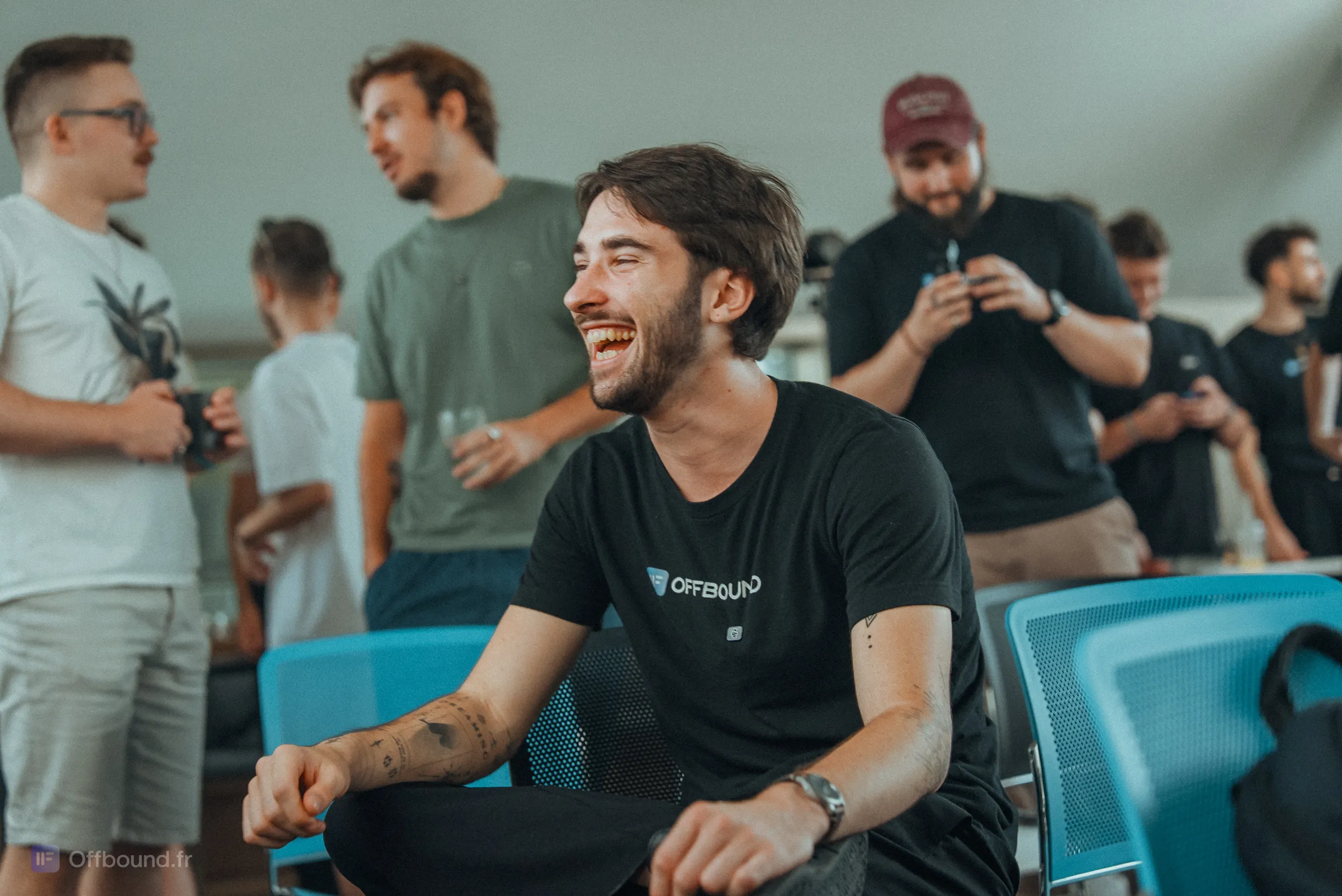 Valentin Thomy qui éclate de rire au milieu des fondateurs du Mastermind Offbound