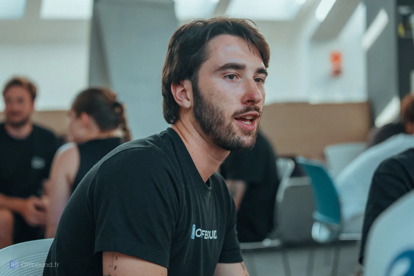 Valentin Thomy en pleine discussion